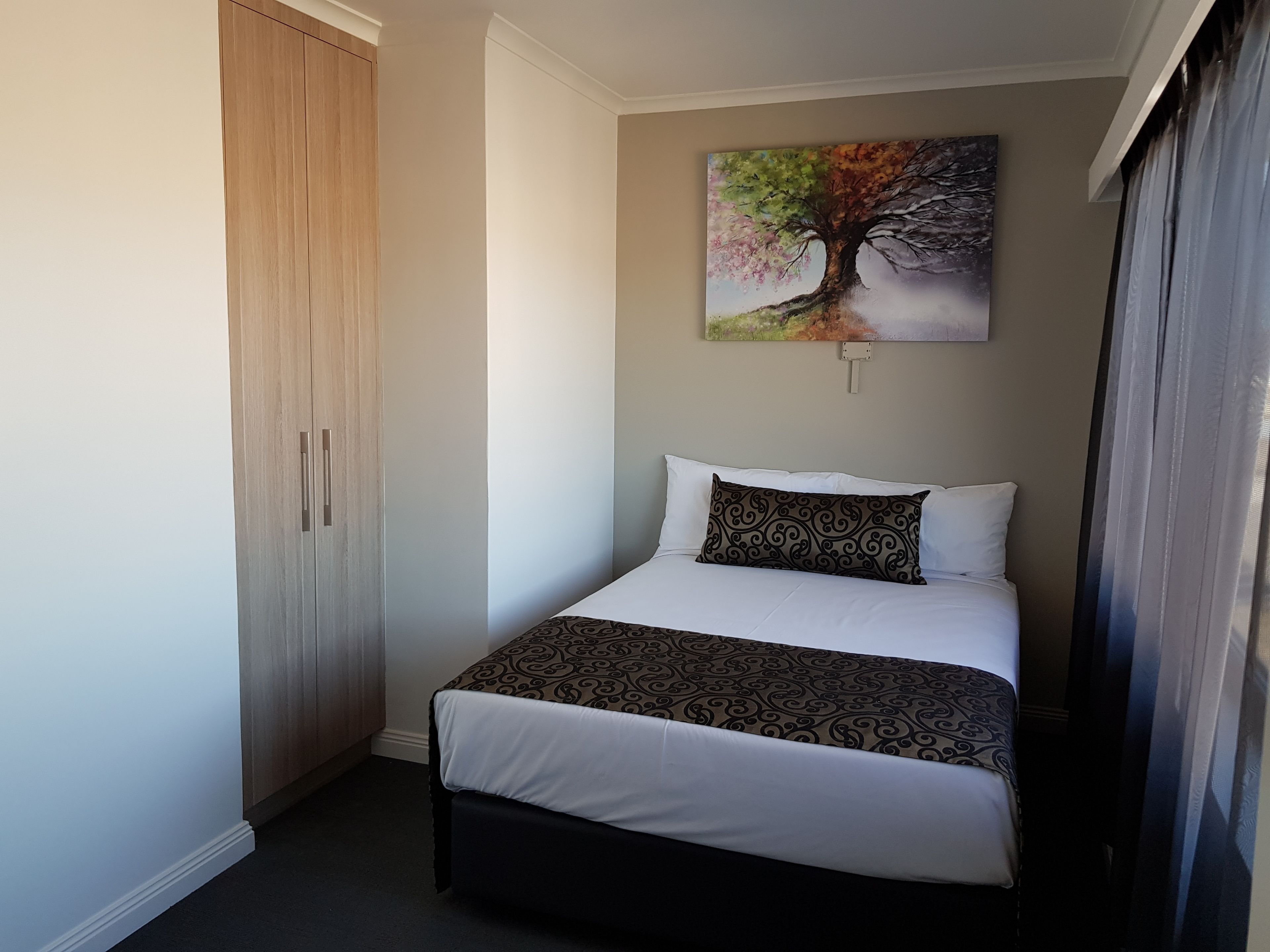 family room | 1 bedroom, iron/ironing board, free wifi, bed sheets
