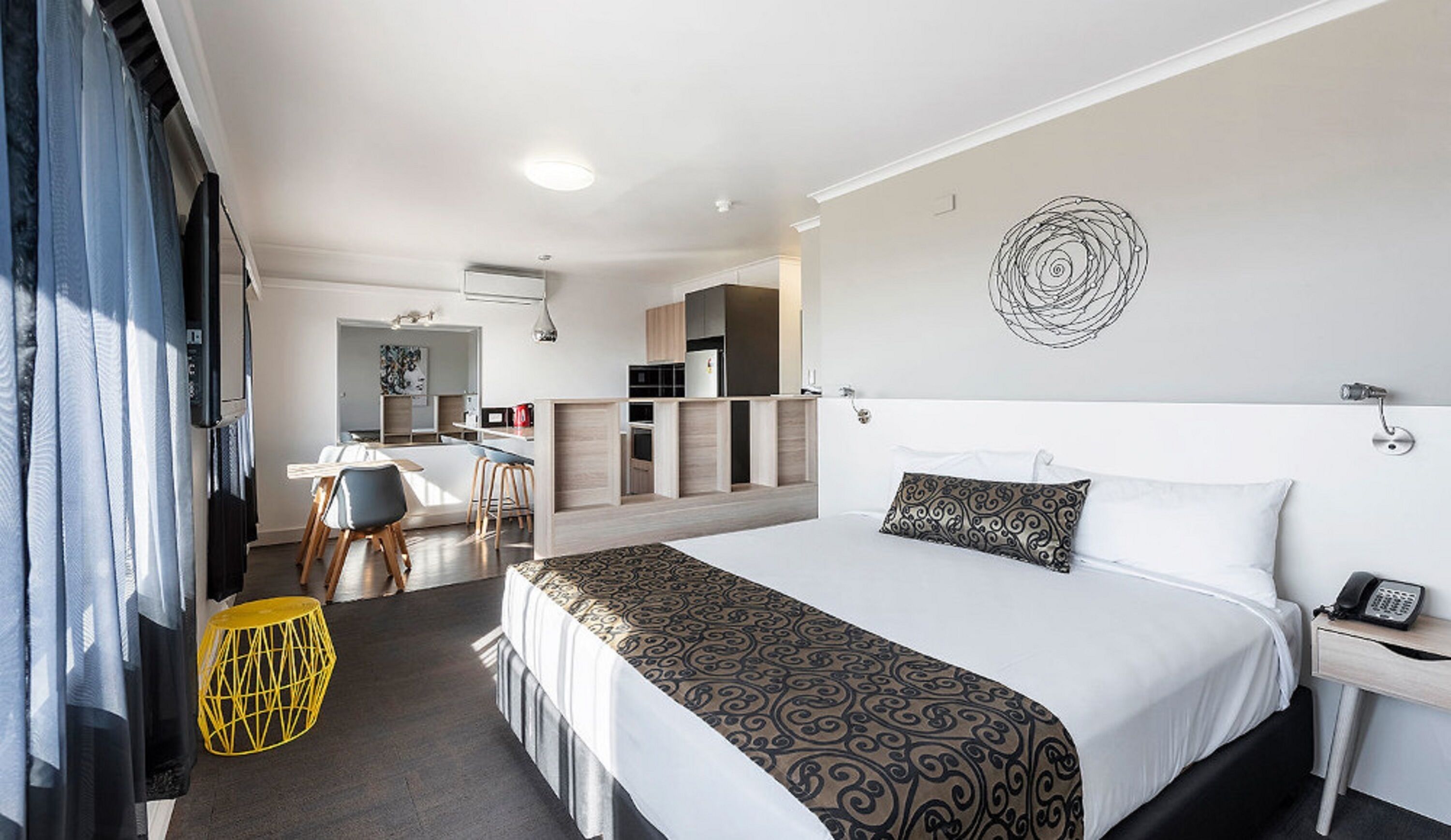 family room | 1 bedroom, iron/ironing board, free wifi, bed sheets