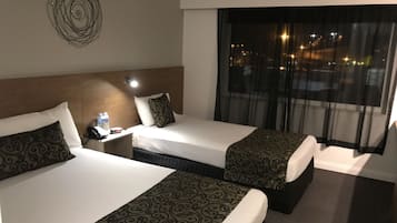 Kamer (Queen) | Een minibar, een strijkplank/strijkijzer, gratis wifi, beddengoed