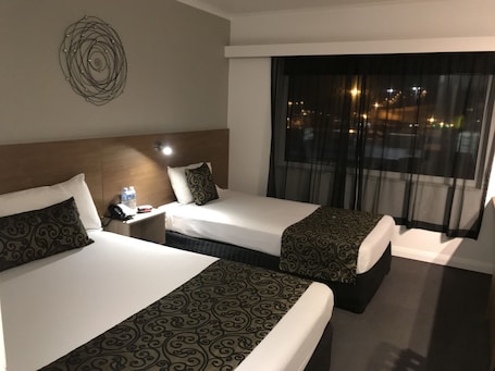 1 habitación, escritorio, tabla de planchar con plancha y cuna de viaje
