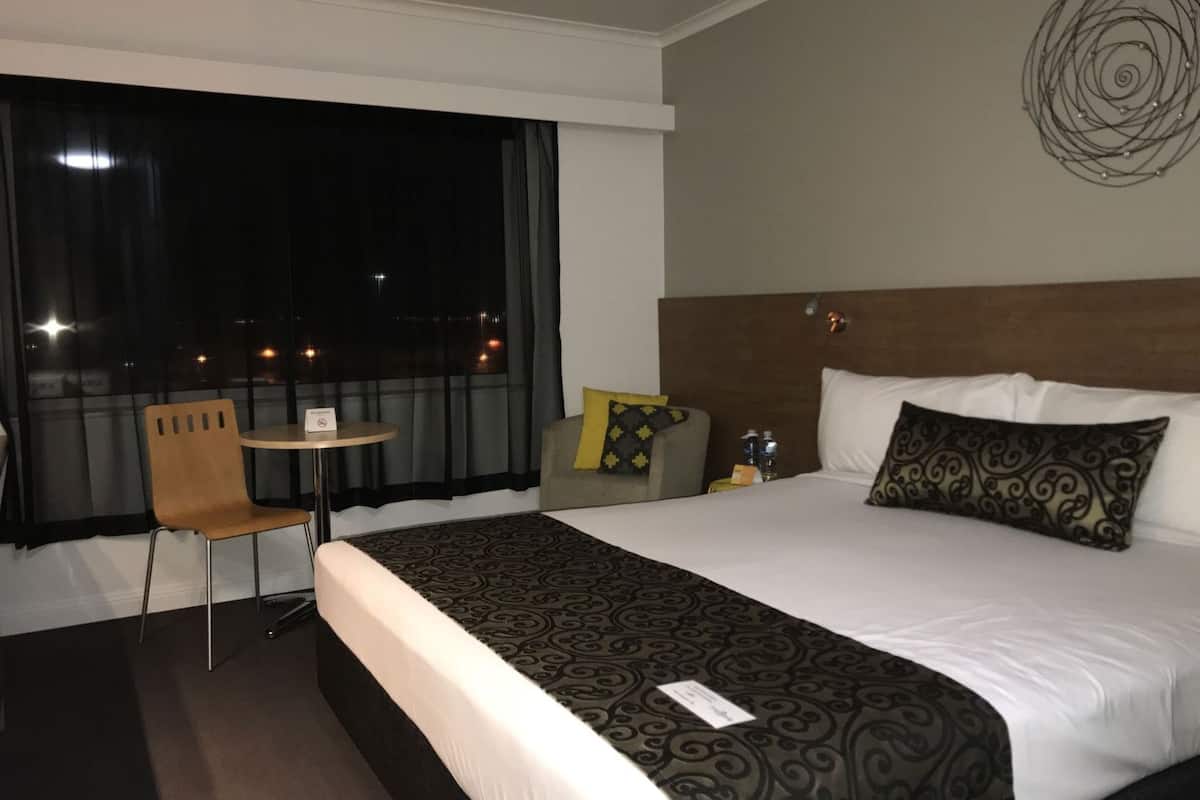 Työpöytä, silitysrauta/-lauta, ilmainen Wi-Fi, vuodevaatteet