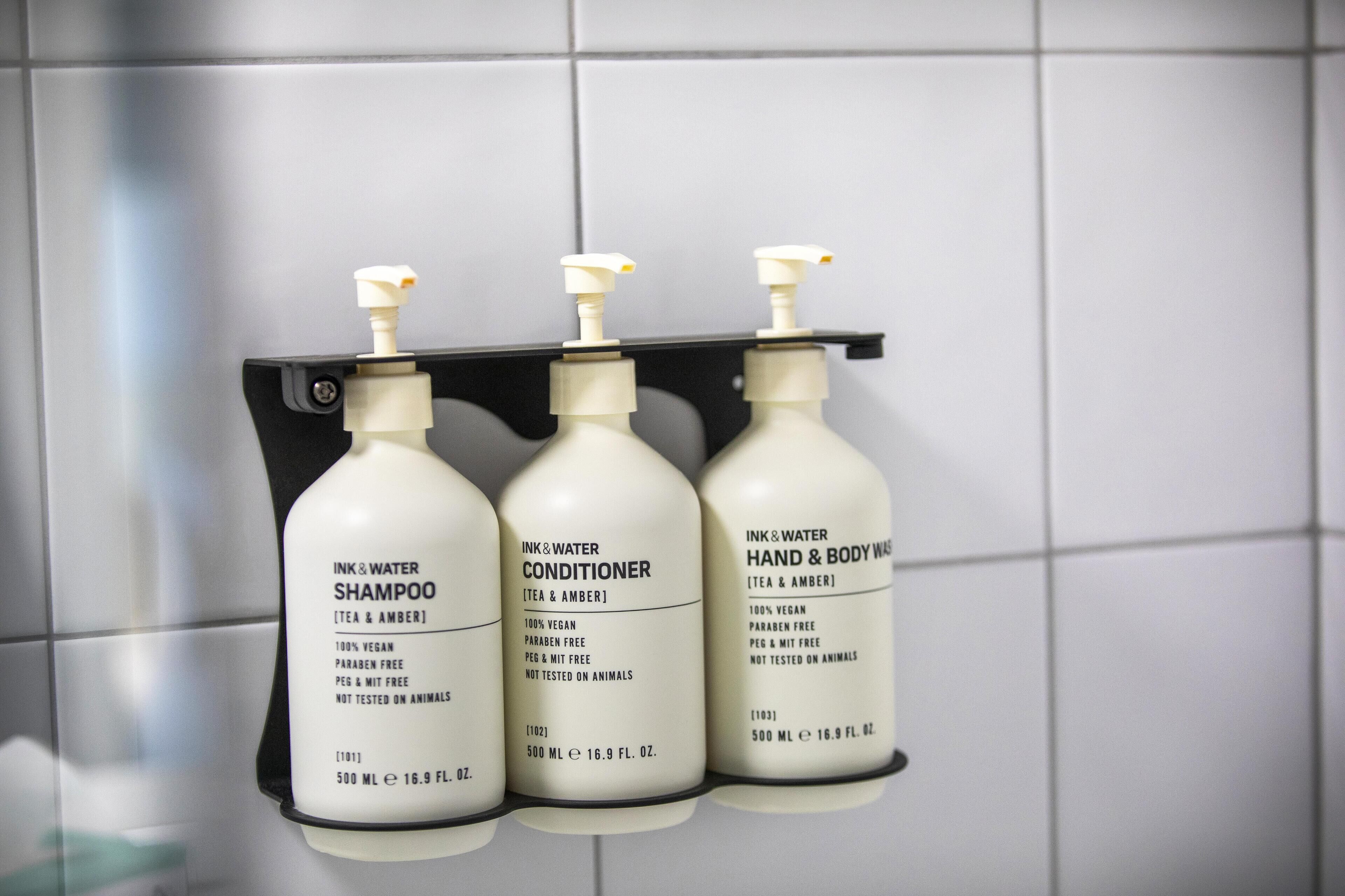 Combined shower/bathtub, rainfall showerhead, hair dryer, towels