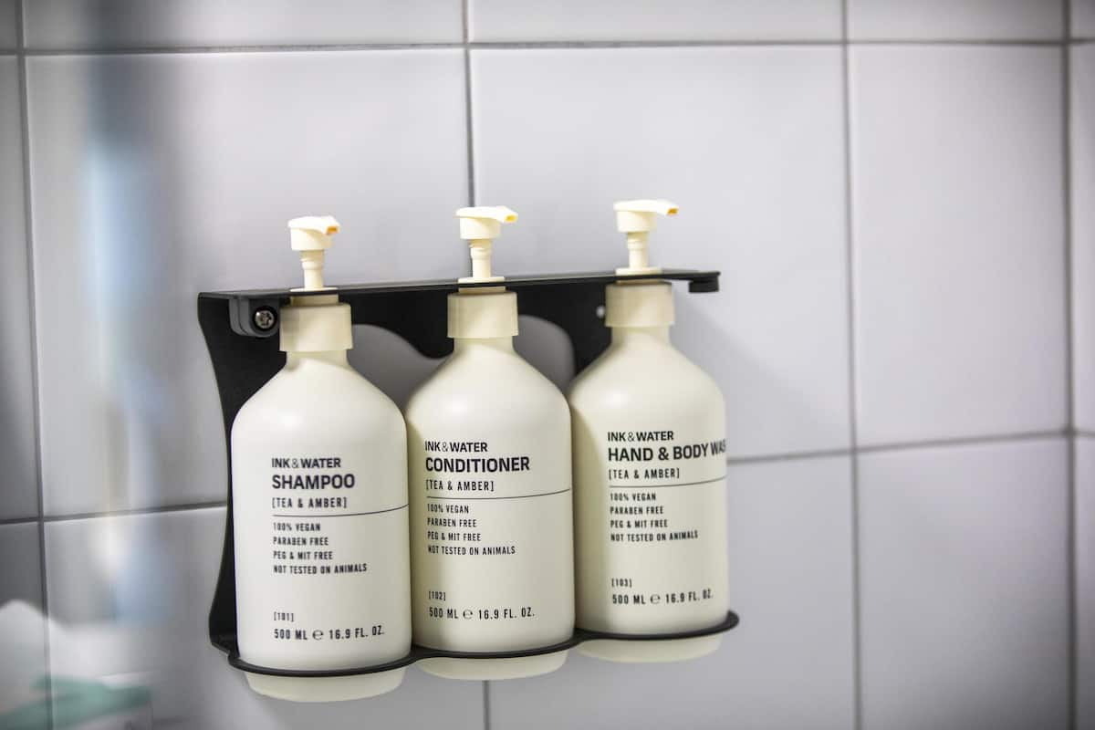 Combined shower/tub, rainfall showerhead, hair dryer, towels