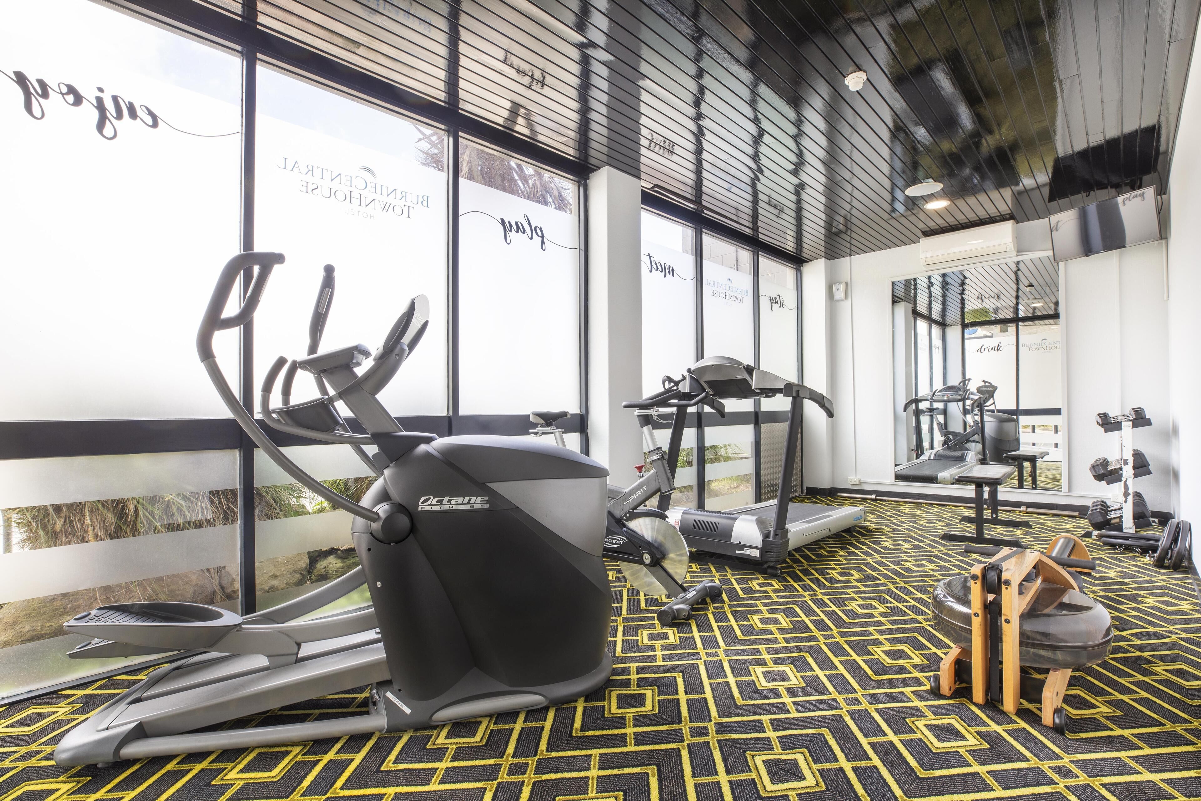 Ein Fitnessstudio mit Laufbändern, Ergometer und Krafttrainingsgeräten.