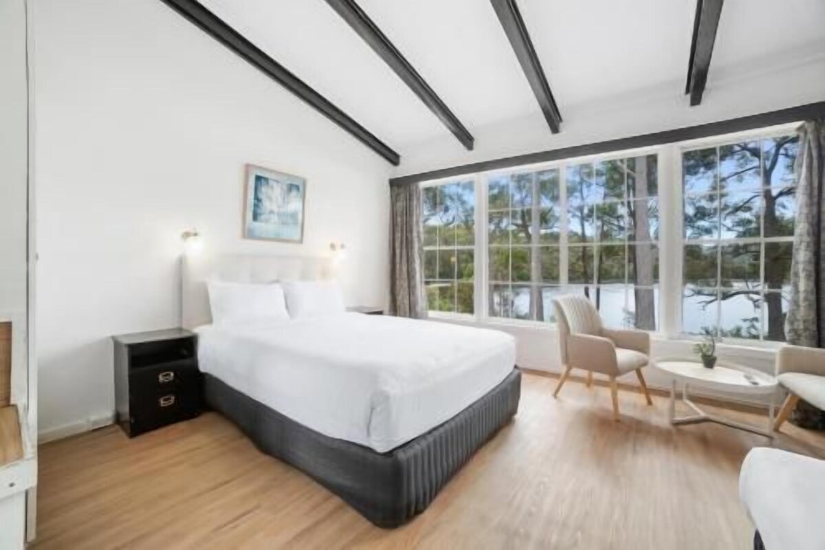 Minibar, tabla de planchar con plancha, wifi gratis y ropa de cama 
