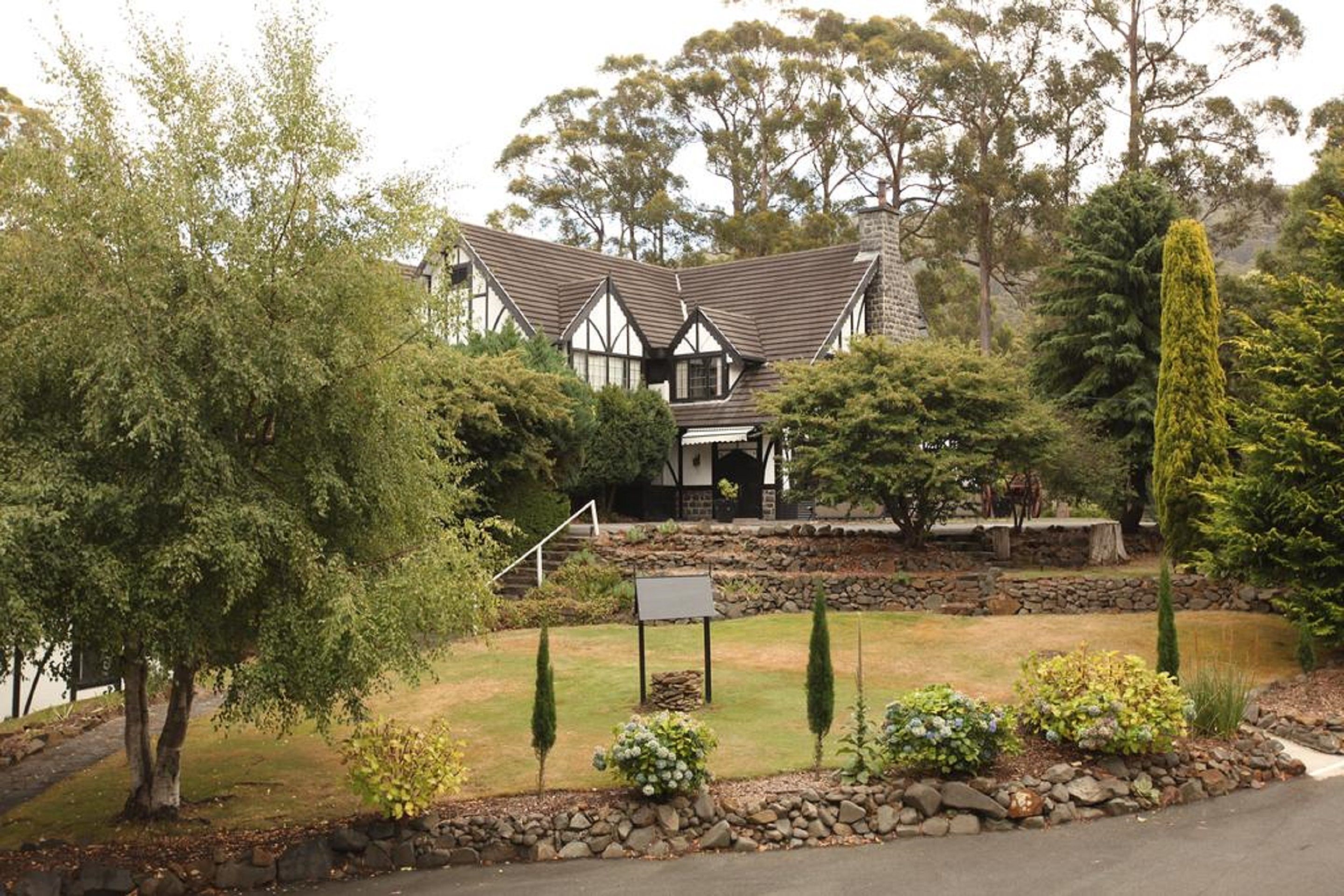 Fox and Hounds Inn — image 1