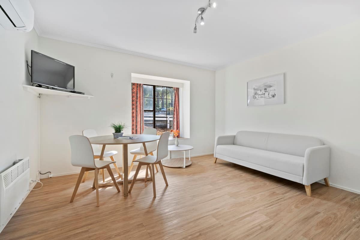 2 bedrooms, minibar, iron/ironing board, free WiFi