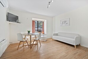 迷你吧、熨斗/熨衣板、免费 WiFi、床单