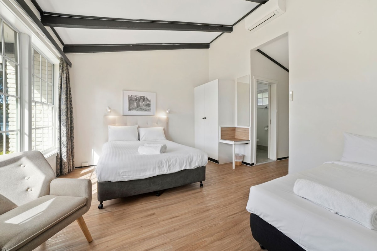 Minibar, tabla de planchar con plancha, wifi gratis y ropa de cama 