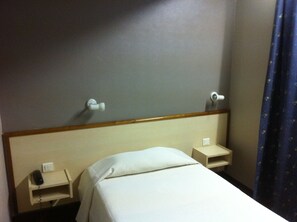 Quarto solteiro | Escrivaninha, cortinas blackout, quartos à prova de som