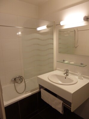 Bañera, artículos de higiene personal gratuitos y secador de pelo