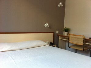 Double Room | Desk, blackout drapes, soundproofing, iron/ironing board - Hôtel Du Sud Vieux Port (Marseille)