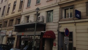 Ein mehrstöckiges Hotel mit der Aufschrift 'Hotel du Sud'.