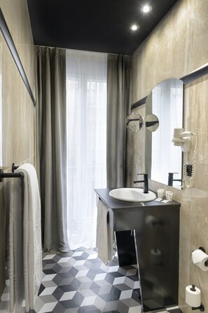 Comfort Double Room | Bathroom | Hair dryer, towels - Hotel Inca (Zaragoza)