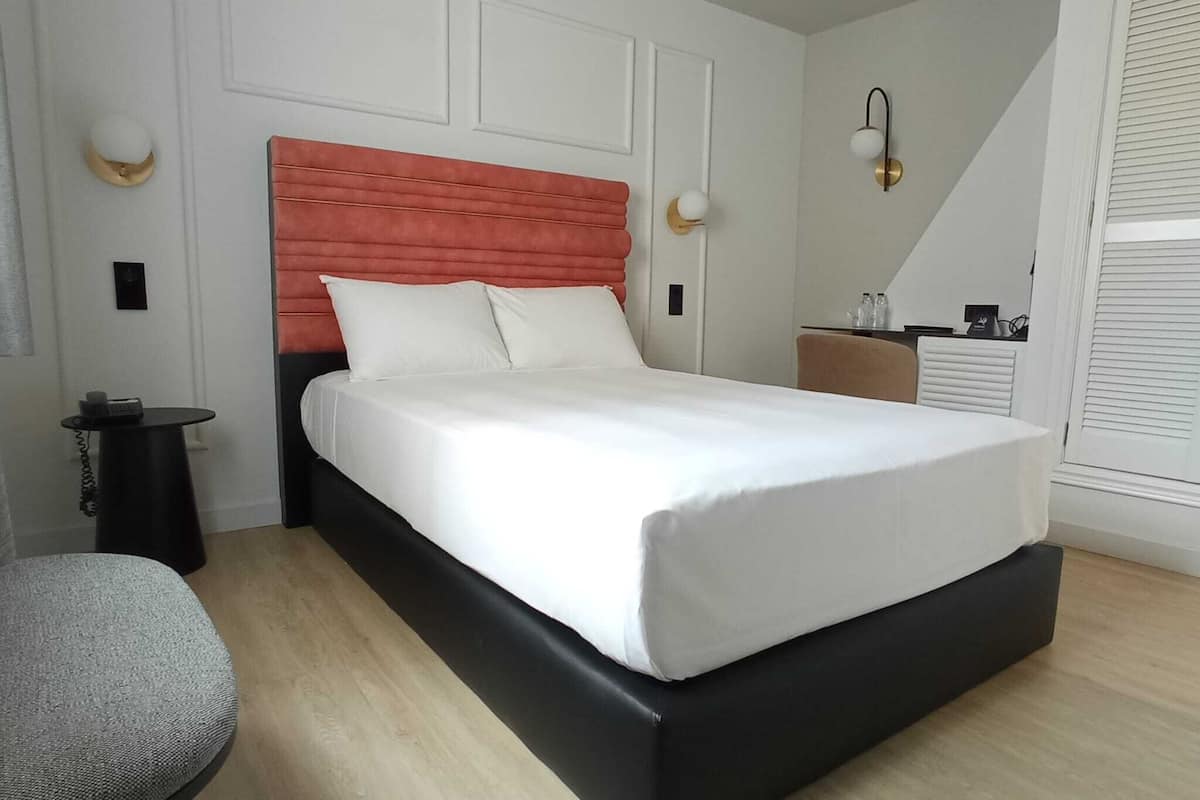 economy single room | minibar, in-room safe, desk, free wifi