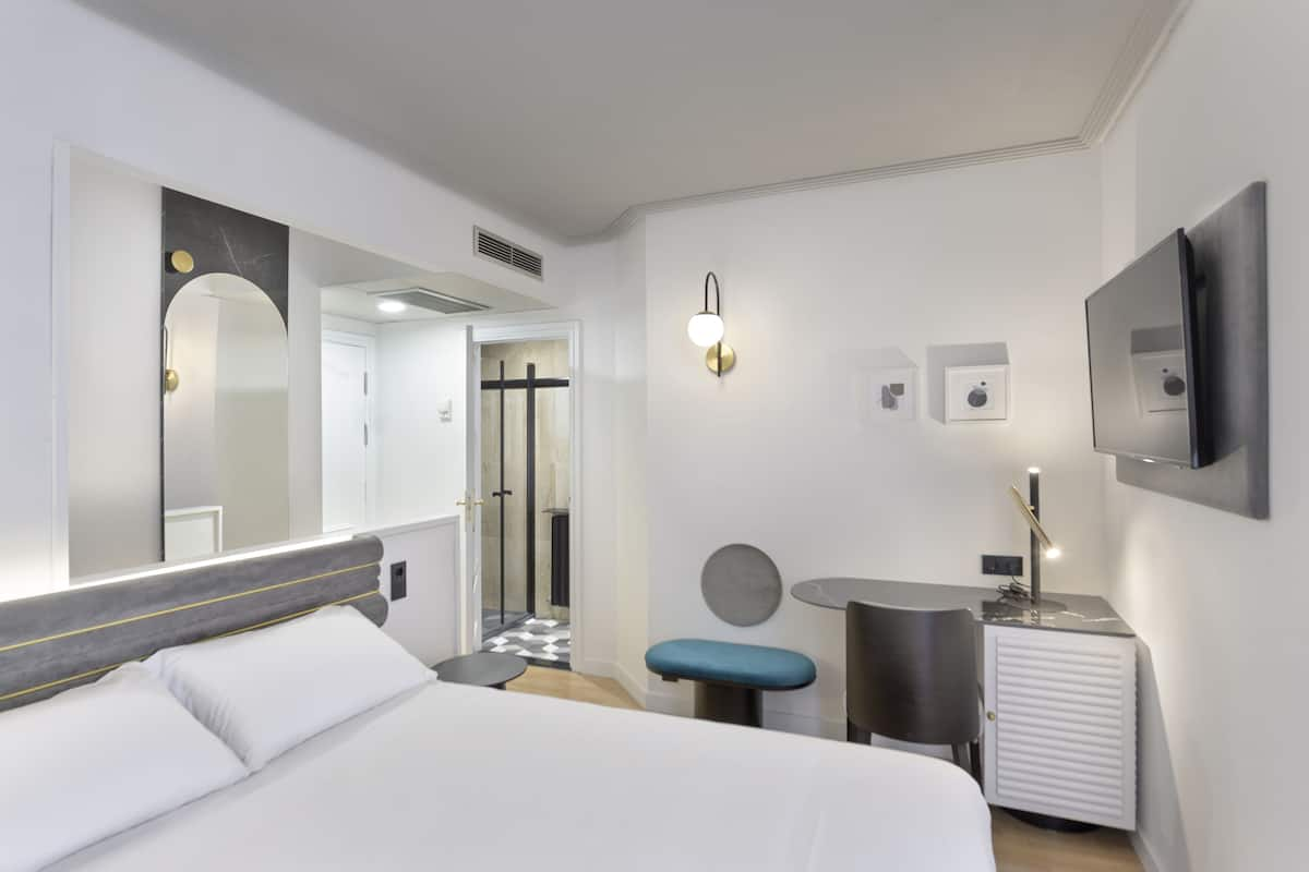 Comfort Double Room | Minibar, in-room safe, desk, free WiFi