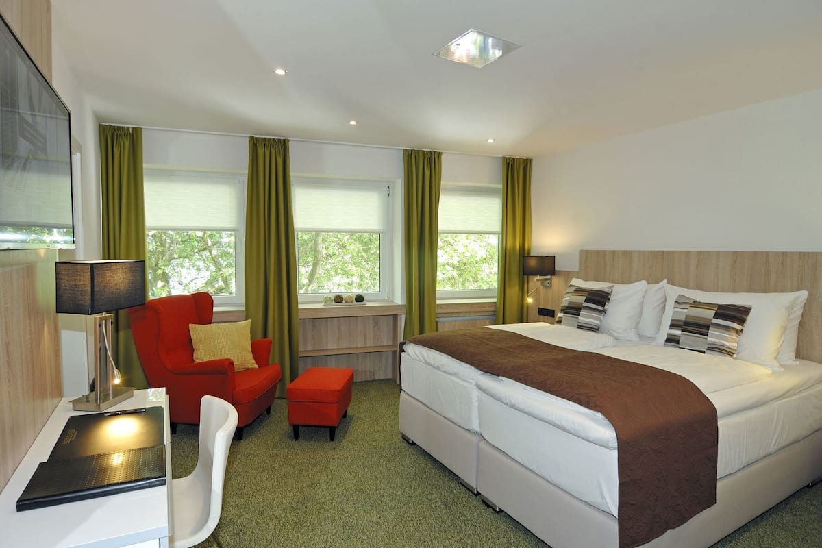 Premium bedding, pillowtop beds, in-room safe, individually decorated