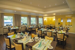 Café da manhã com buffet todos os dias (EUR 18 por pessoa)