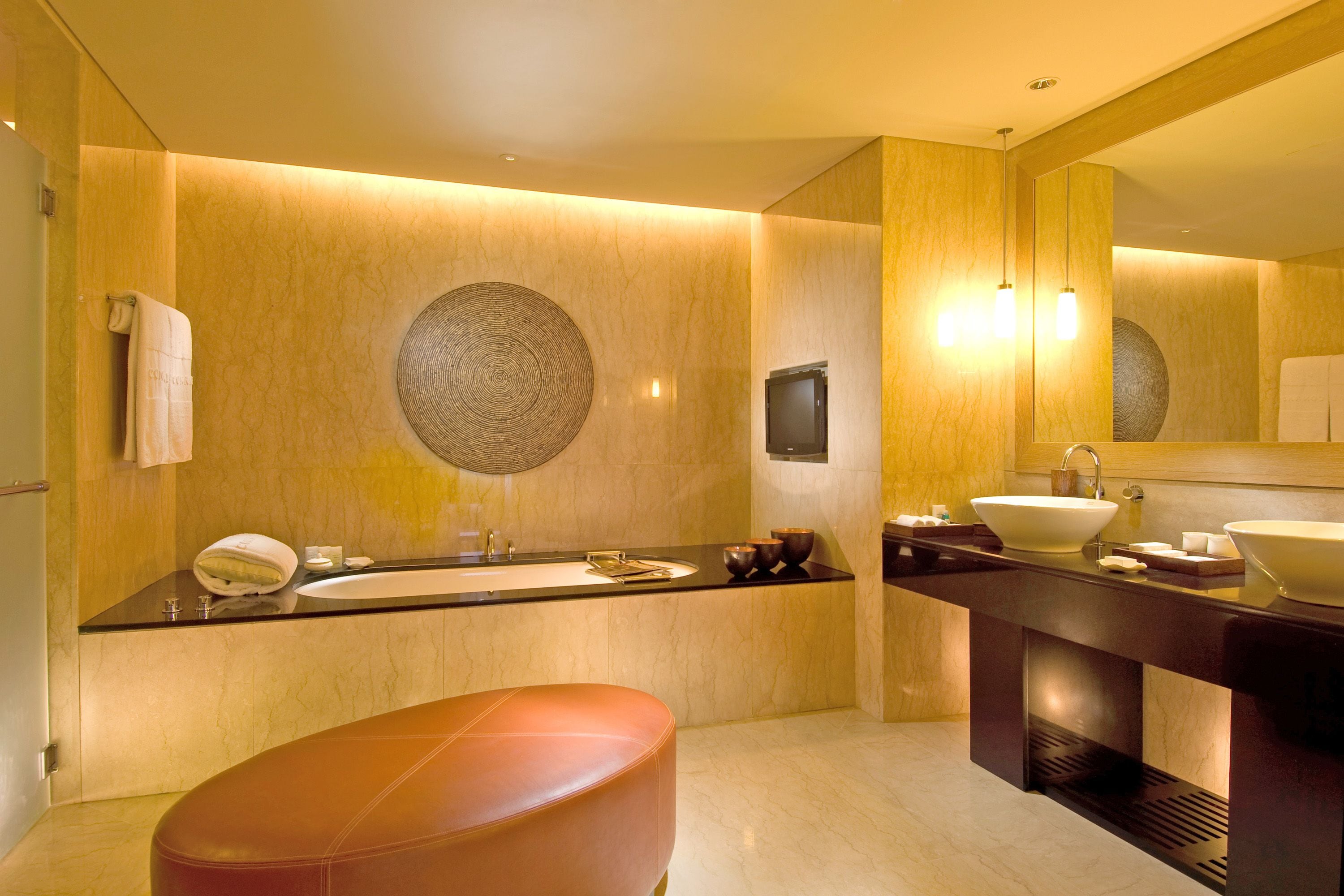 Ein modernes Badezimmer mit einem großen Spiegel, zwei Waschbecken und Fußbodenheizung.