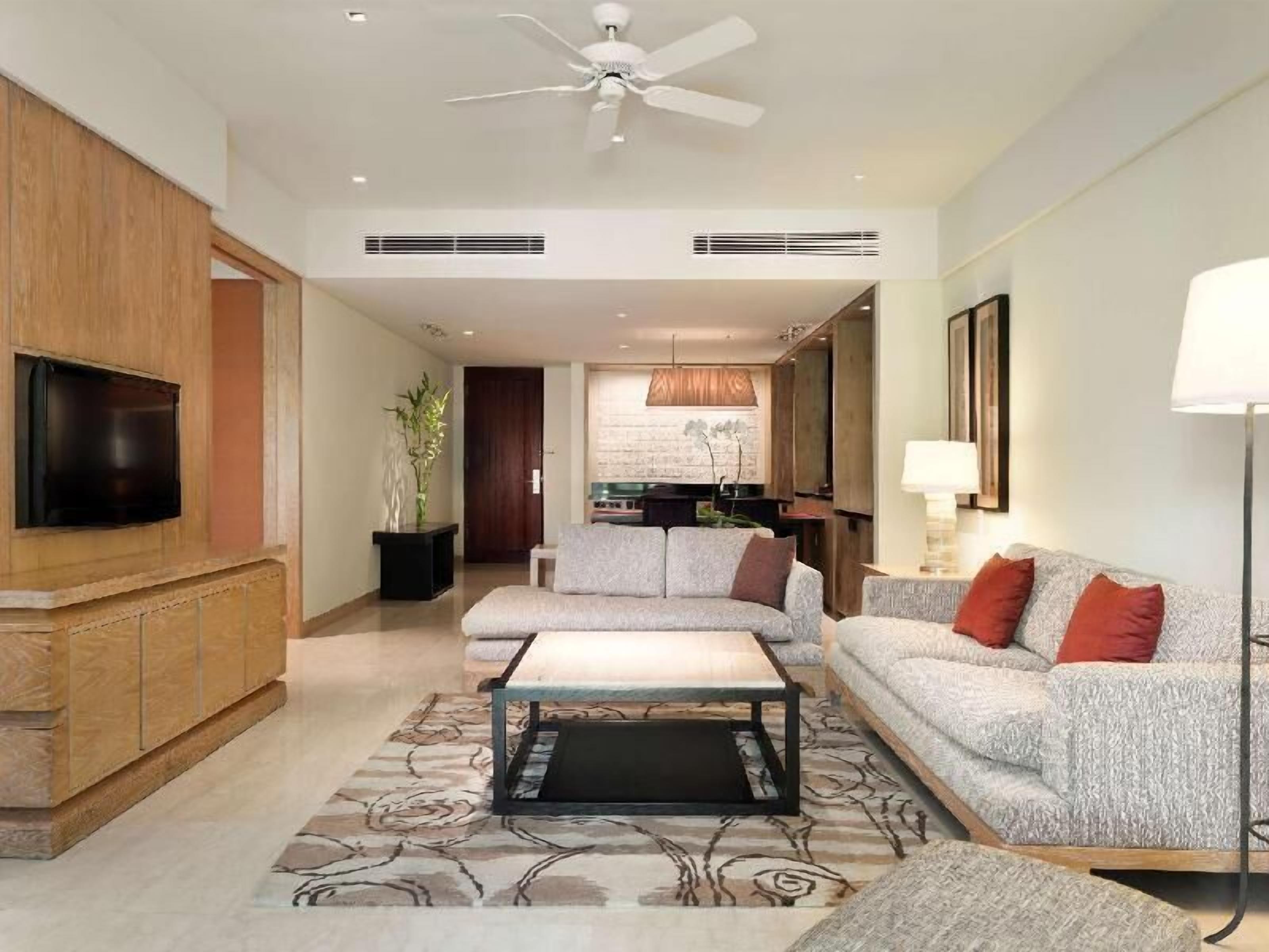 Living area | 42-inch LCD TV with cable channels, TV