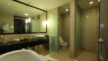 Un baño moderno con bañera, lavamanos e inodoro.