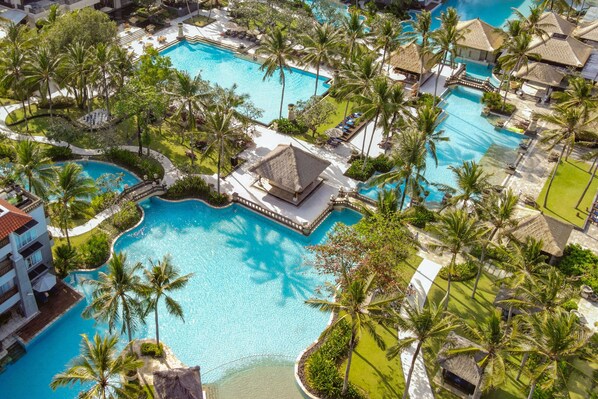 4 outdoor pools, pool umbrellas, sun loungers