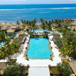 4 outdoor pools, pool umbrellas, sun loungers