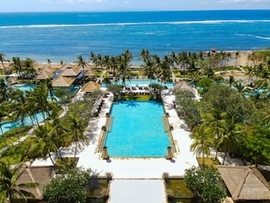 4 outdoor pools, pool umbrellas, sun loungers