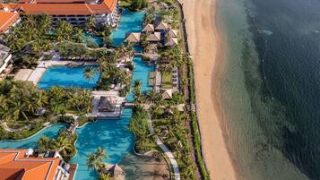 4 outdoor pools, pool umbrellas, pool loungers