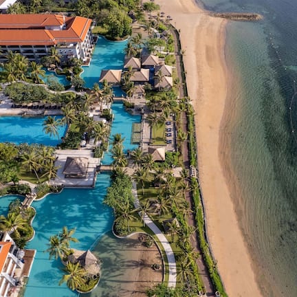 4 outdoor pools, pool umbrellas, sun loungers