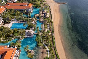 4 outdoor pools, pool umbrellas, pool loungers