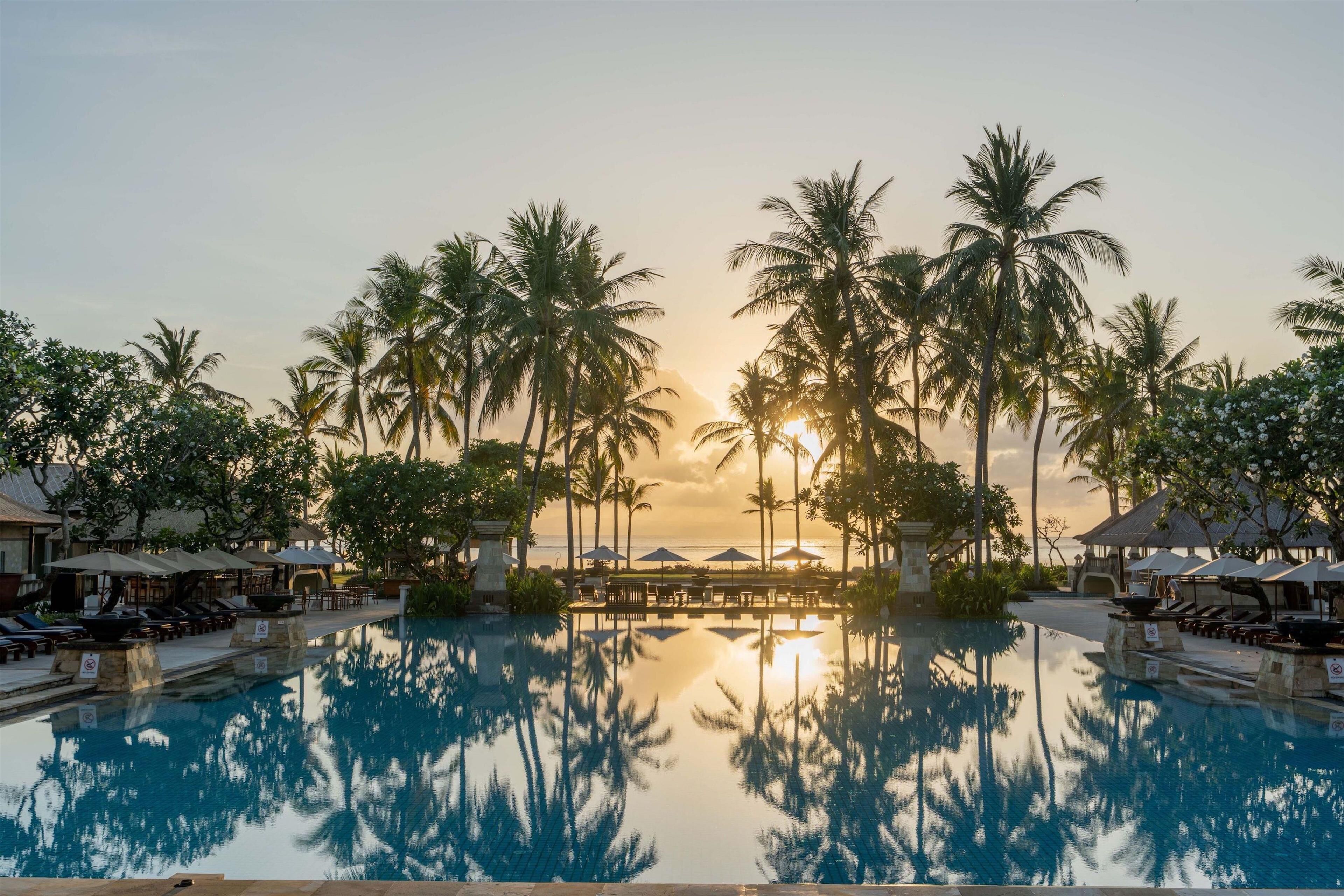 4 outdoor pools, pool umbrellas, sun loungers
