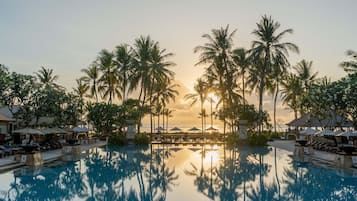 4 outdoor pools, pool umbrellas, sun loungers