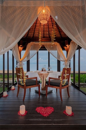 3 restaurantes, se sirven desayunos, comidas, cenas y cocina indonesia