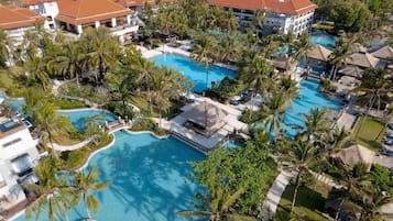 4 piscinas al aire libre, sombrillas, sillones reclinables de piscina