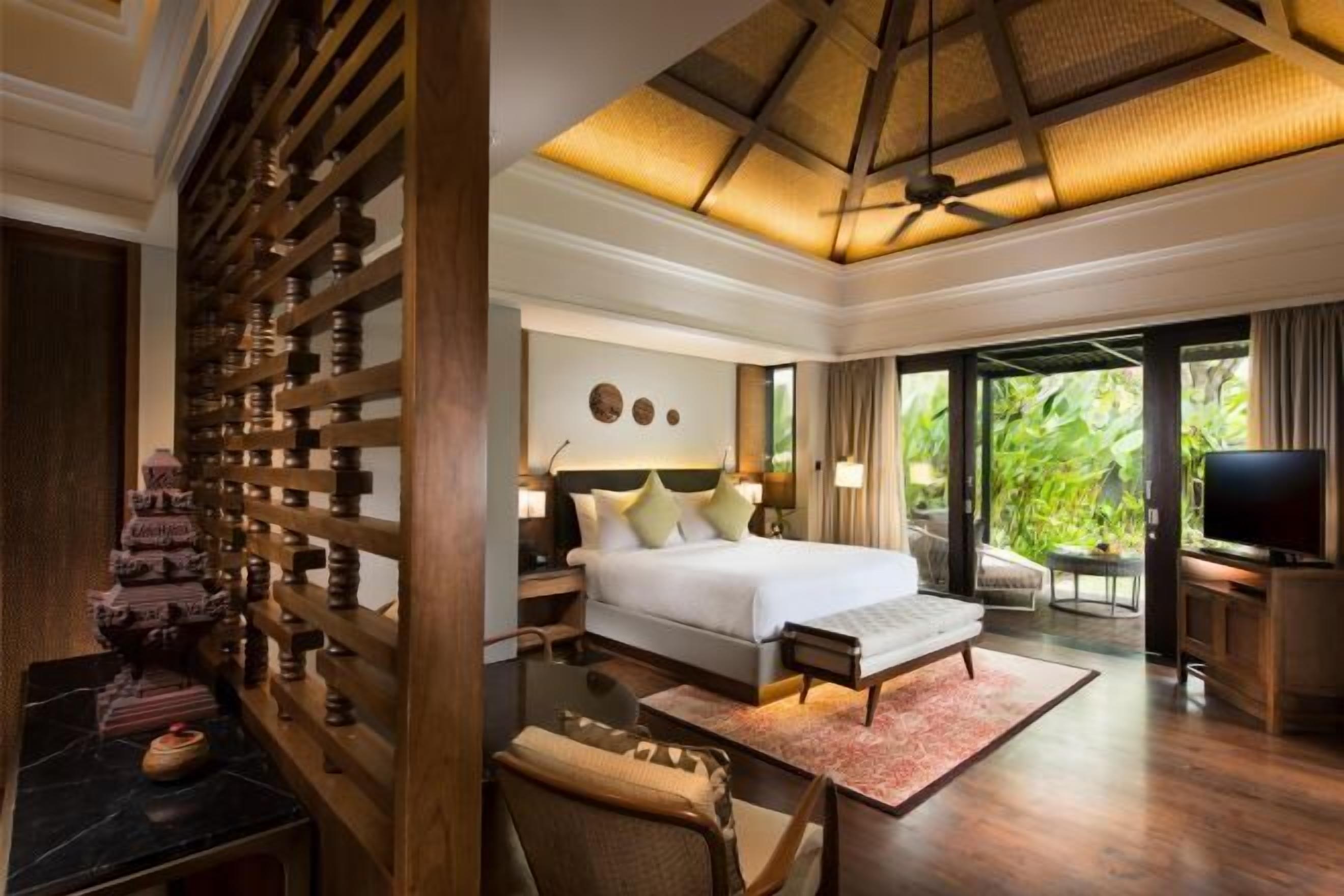 Peralatan tempat tidur premium, bar mini, peti besi dalam bilik 