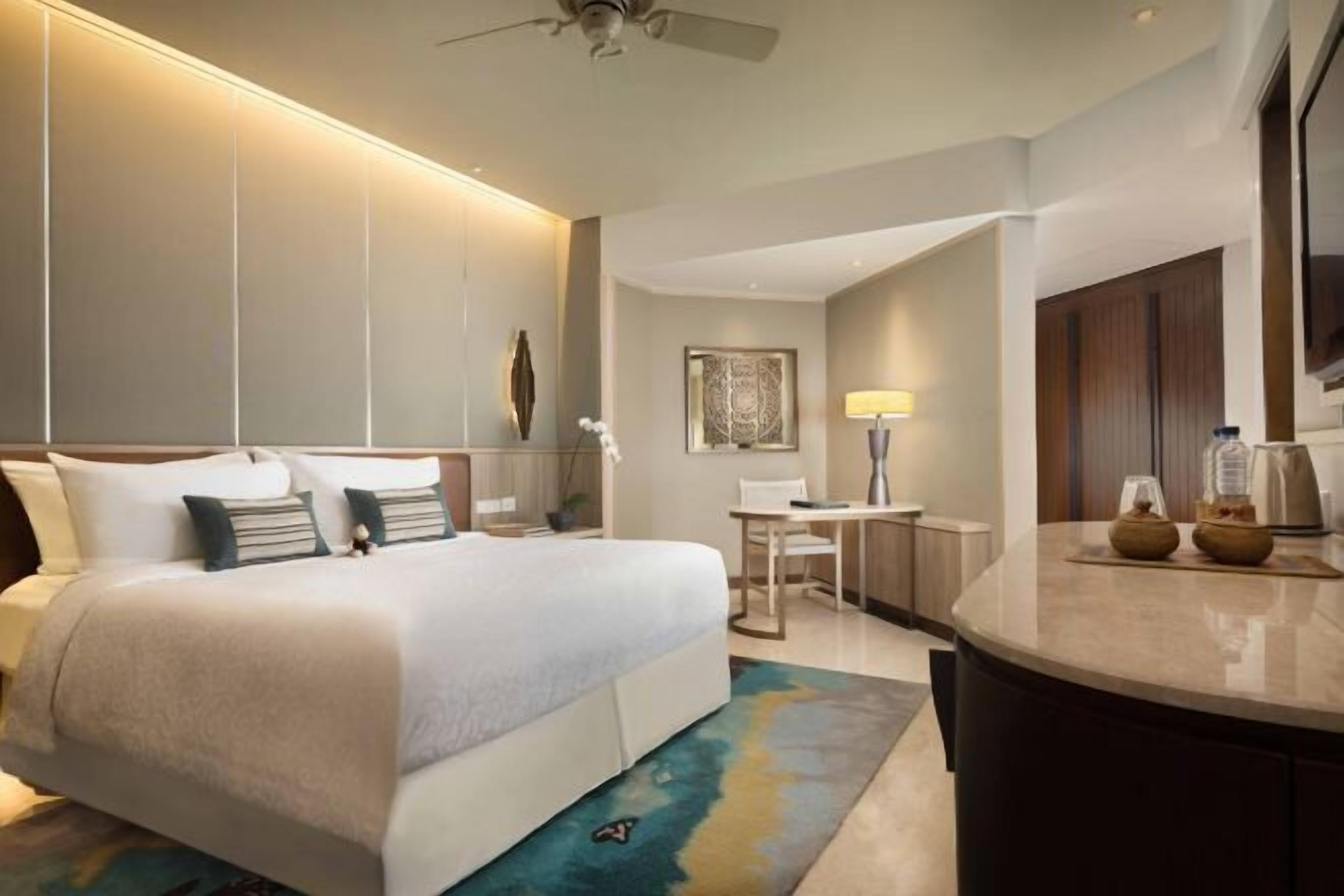 Peralatan tempat tidur premium, bar mini, peti besi dalam bilik 