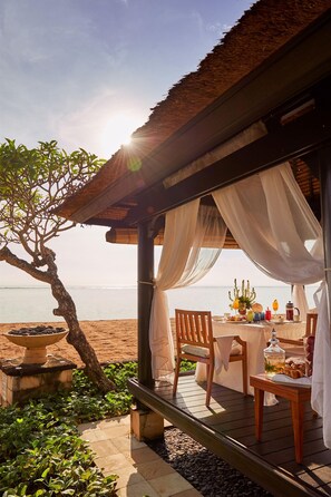 3 restaurants, serveren ontbijt, lunch, diner, Indonesische gerechten