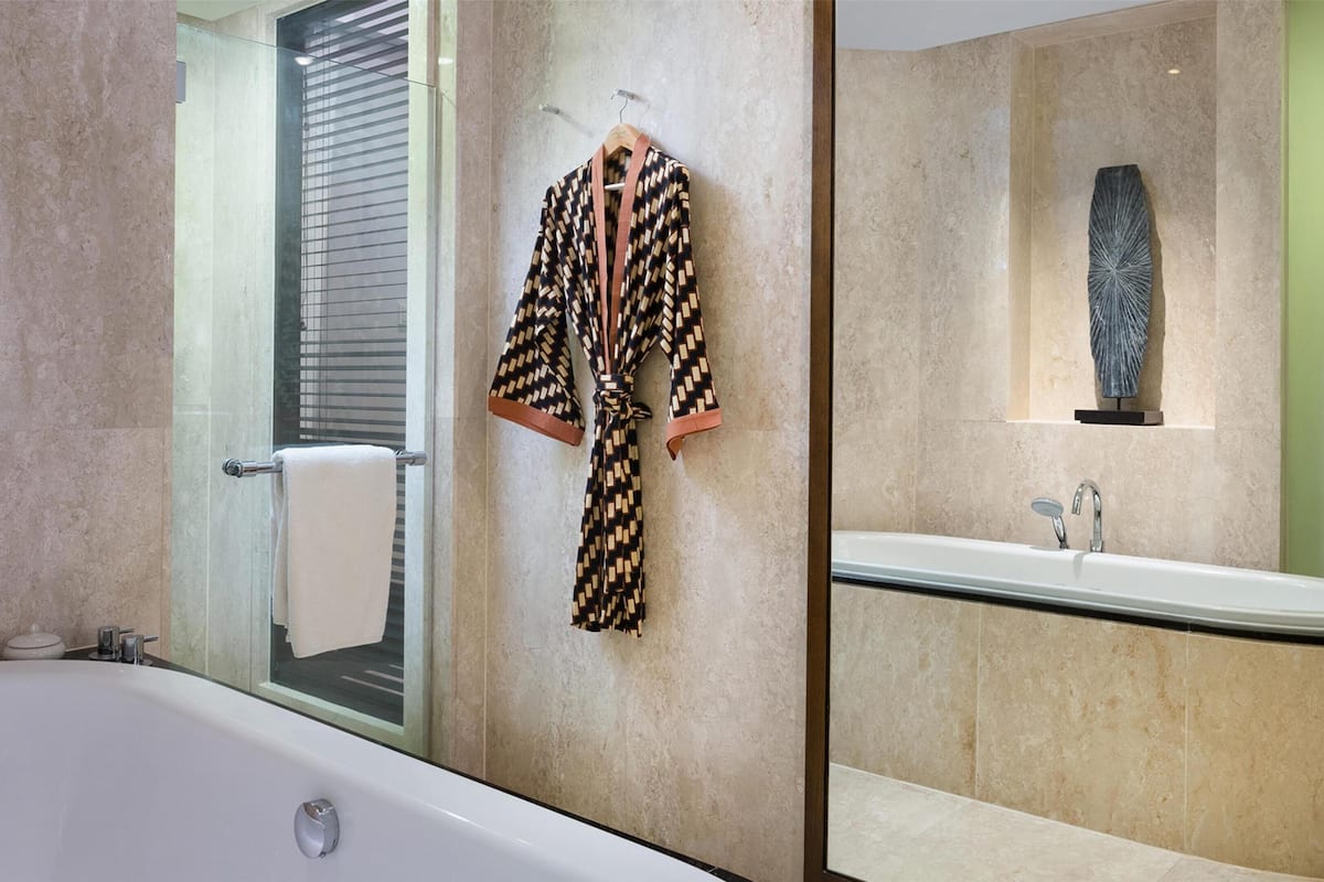 Separate bathtub and shower, deep-soaking bathtub, free toiletries