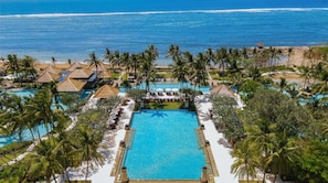 En la playa, camastros, sombrillas y toallas de playa 