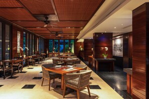 3 restaurants, serveren ontbijt, lunch, diner, Indonesische gerechten