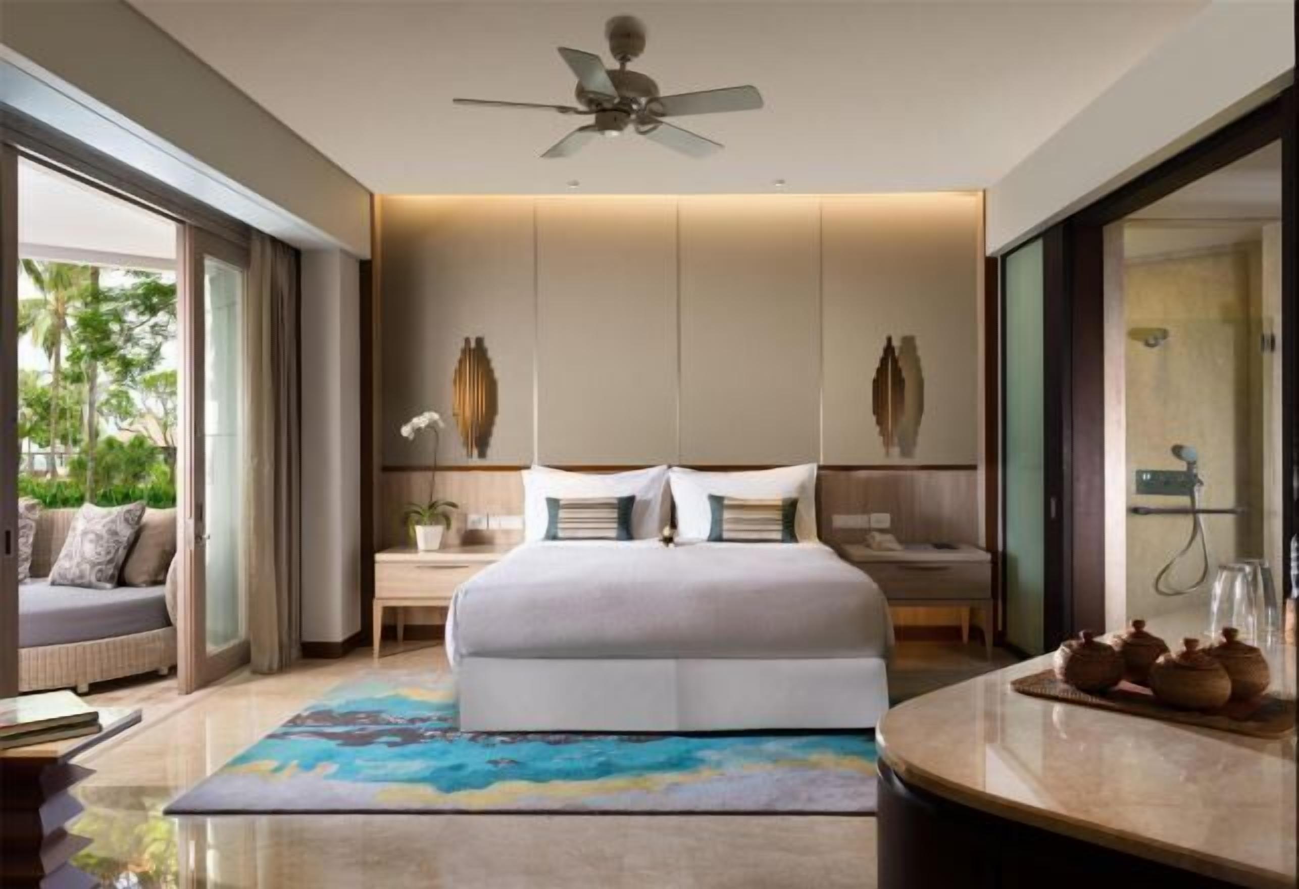 Peralatan tempat tidur premium, bar mini, peti besi dalam bilik 