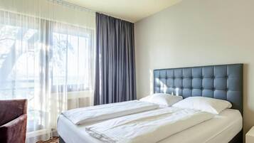 Standard Room with Queensize Bed (1,40 m wide) | Hypo-allergenic bedding, in-room safe, desk, laptop workspace