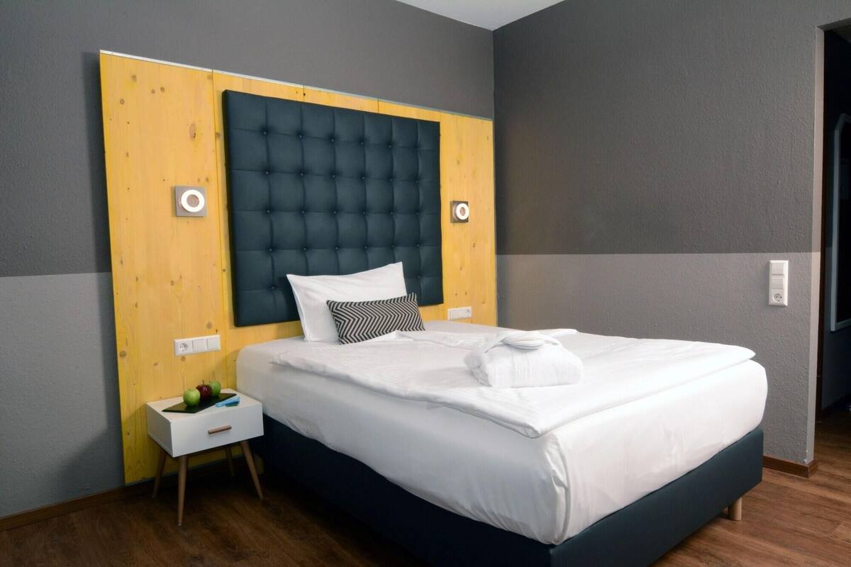 Hypo-allergenic bedding available, in-room safe, desk, laptop workspace