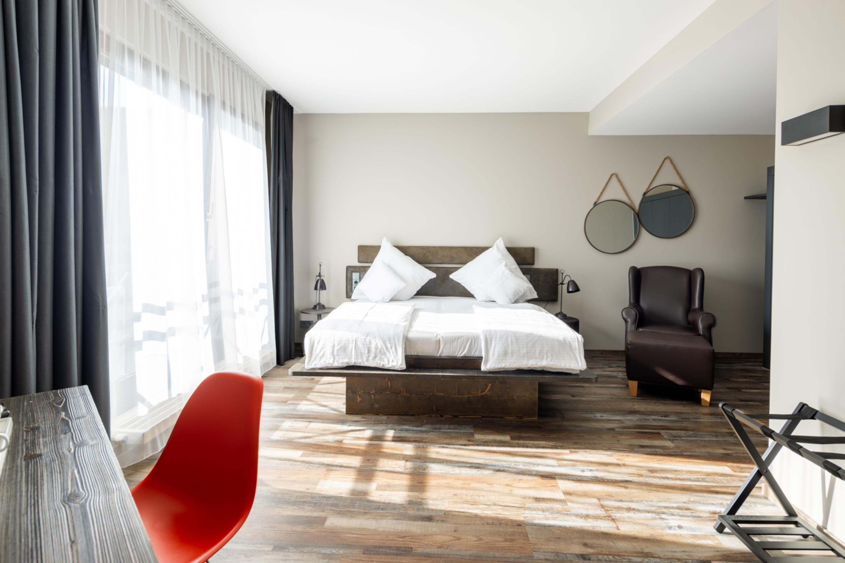 Habitació executiva, 1 llit de matrimoni gran, cuina bàsica (Larger Room) | Roba de llit hipoal·lergògena, caixa forta a l'habitació i escriptori 