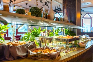 Café da manhã com buffet todos os dias (EUR 18.90 por pessoa) 