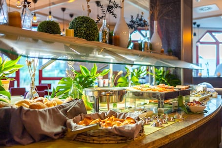 Daily buffet breakfast for a fee. LOFTSTYLE Hotel Gerlingen, Sure Hotel Collection by B/W