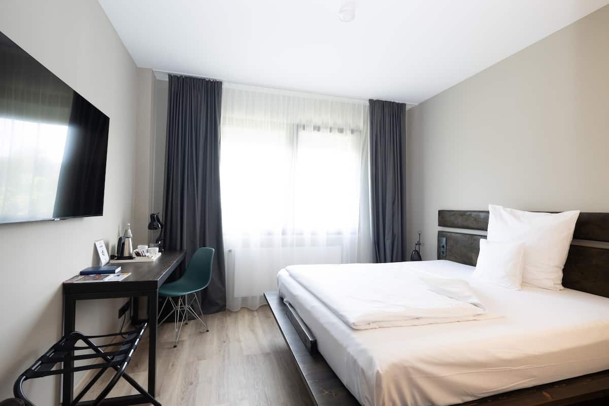 Comfort Room, 1 Queen Bed | Hypo-allergenic bedding, in-room safe, desk, laptop workspace