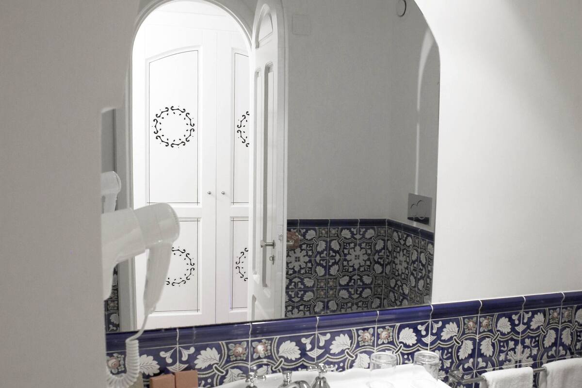 premium double room | bathroom | free toiletries, hair dryer, bathrobes, slippers