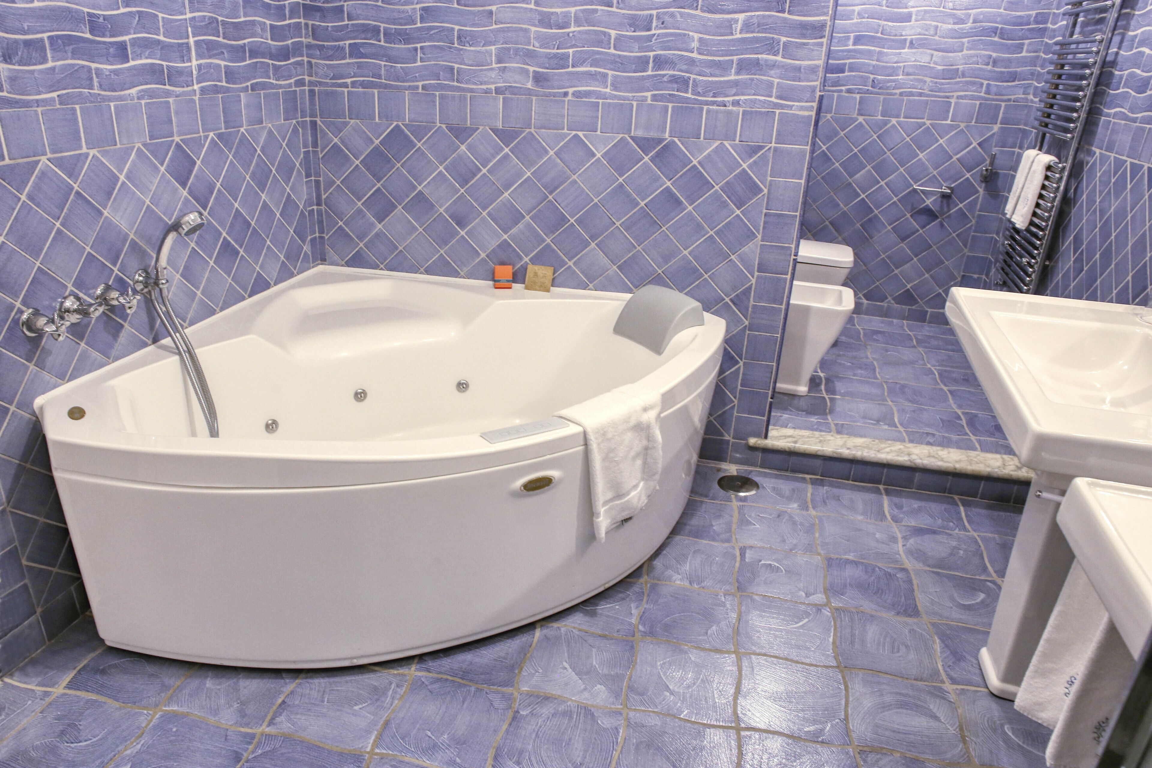 junior suite | bathroom | free toiletries, hair dryer, bathrobes, slippers